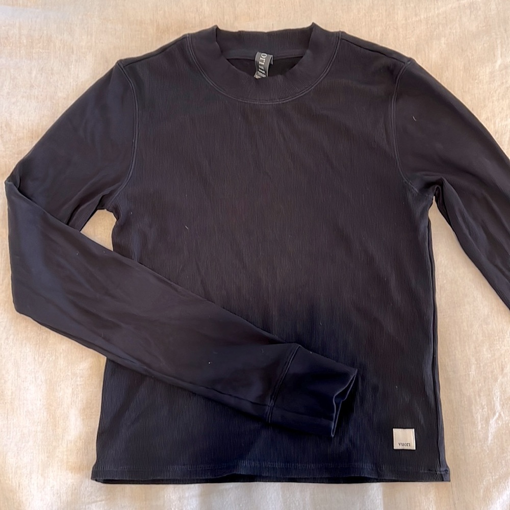 Vuori  workout long sleeve top in charcoal